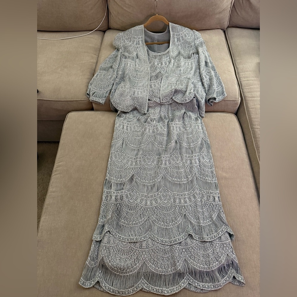 Elegant Scalloped Lace Maxi Dress in Light Gray